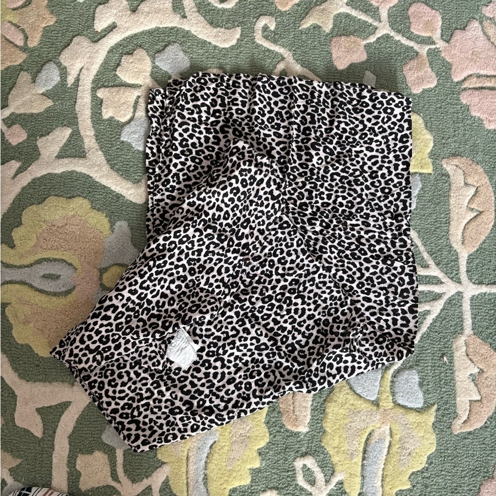 Acacia snow leopard pareo